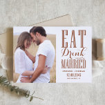 Reserve A Data Terracotta coma bebida e seja casado<br><div class="desc">Anuncie sua data de casamento para a família e amigos com este anúncio personalizável. Apresenta caligrafia moderna e tipografia simples. Personalize este terracota para salvar o cartão-postal,  adicionando sua própria foto e detalhes do casamento. Esta foto para salvar o cartão de data também está disponível em outras cores.</div>