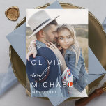 Reserve A Data Tipografia Elegante Salvar a Data da Foto Minimali<br><div class="desc">Cartões de Salvar a Data do Casamento que têm uma foto na frente e atrás. Os cartões de Salvar a Data contêm uma tipografia moderna de letra cursiva manuscrita que é elegante,  simples e moderna para usar após a sua celebração minimalista de casamento.</div>