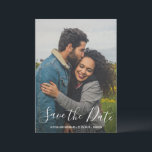 Reserve A Data Tipografia Moderna de Fotografia Casamento Elegant<br><div class="desc">Cartão de Save the Date de Casamento Moderno com um design simples com tipografia elegante sobre sua foto vertical favorita.  O verso tem duas fotos quadradas junto com sua mensagem pessoal em preto e branco.</div>