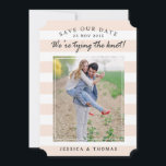 Reserve A Data Tiras Rosa e Brancas Modernas | A data de salvamen<br><div class="desc">Tiras Rosa e Brancas Modernas | Cartões salve a data fotográficos</div>