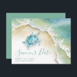 Reserve A Data Tropical Salve o Dia com Tartaruga Marinha em Aqua<br><div class="desc">Anuncie que você está noiva com meus convites de save the date tropicais com Save Our Date em um estilo de tipografia de roteiro moderno que evoca a aparência de letras à mão. Este cartão simples apresenta minha tartaruga marinha original em aquarela e a linha de costa das ondas do...</div>