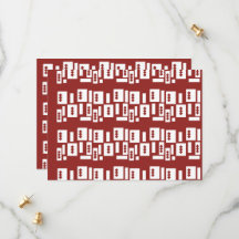 Um tapete vermelho com padrão texturizado é espalh