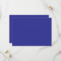 uma parede azul com um relógio