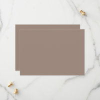 uma parede castanha com uma