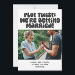 Reserve A Data Única Engraçada Casando Humor Citação Foto Diverti<br><div class="desc">Celebre sua inesperada história de amor com este cartão de anúncio de casamento divertido e moderno! Apresentando uma tipografia ousada e retrógrada que diz, "Twist do Plot: Estamos nos casando!" junto com uma foto personalizável e detalhes de casamento, esta design brincalhona é perfeita para casais que amam um pouco de...</div>