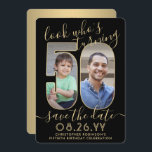 Reserve A Data Veja quem tem 50 fotos em preto e Dourado Festa de<br><div class="desc">Olha quem faz 50 anos! Convide familiares e amigos para uma próxima comemoração de 50 anos com fotos personalizadas para salvar os convites de festas de data. Imagens e textos neste modelo são simples de personalizar. (DICA DE IMAGEM: Uma maneira fácil de posicionar uma foto exatamente como você deseja é...</div>