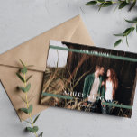 Reserve A Data Verde Simples Casamento Moderno Salve a Data<br><div class="desc">Simples Casamento Moderno Salve os cartões com fotos personalizados da Data. Para personalização mais avançada deste design,  clique no botão "Personalizar"! Itens correspondentes e mais opções de cor também estão disponíveis por solicitação.</div>