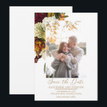 Reserve A Data Vermelho Russo | Orange Floral Buquê Photo White<br><div class="desc">Buquês florais etéreos com tons de vermelho escuro, laranja enferrujado, amarelo para o ouro de colheita e verde esmagador dão a este design botânico escuro "Salve a Data" um olhar de elegância rústica profunda e rica serve como um pano de fundo maravilhosamente dramático para sua foto e tem certeza de...</div>