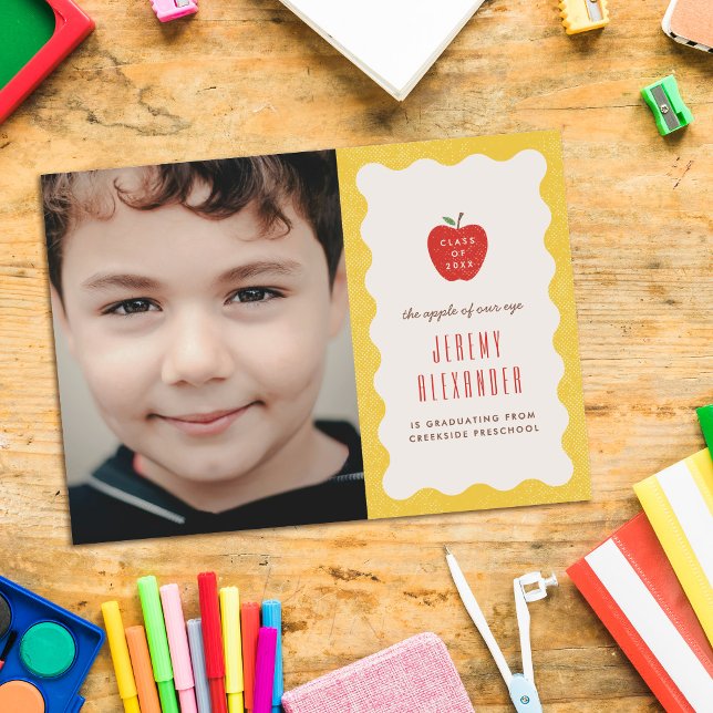 Reserve A Data Wavy Apple Preschool Photo Graduation Announcement (Criador carregado)