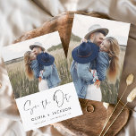 Reserve A Data White com Letra Mão Salva a Foto da Data<br><div class="desc">Foto moderna e elegante Guarde o Cartão de Casamento de Data. O cartão de convite para salvar a data inclui tipografia branca com Mão-esticada e chic e design simples em um fundo branco para o qual você pode adicionar sua fotografia personalizada de noivado.</div>