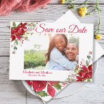 Reserve A Data Winter Holiday Burgundy Poinsettia Salvar Data<br><div class="desc">Winter Holiday Burgundy Poinsettia Salve o cartão de aviso de data. Bonita, elegante de poinsettias em tons de água de burgundy, vermelha, verde seu texto personalizado neste inverno ou natal com o tema Salvar o Anúncio de Data. A design do casamento apresenta um elegante design de tipografia manuscrita com o...</div>