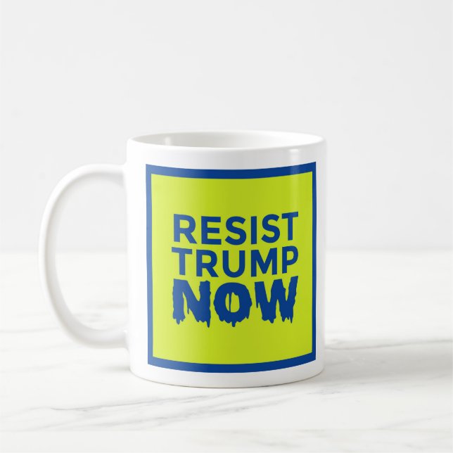 RESISTA a caneca do logotipo do TRUNFO AGORA (Esquerda)