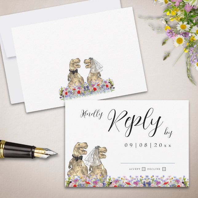 Resposta de Casamento Tema de Dinossauro de Flor S (Wildflower dinosaur wedding reply enclosure card with T-Rex bride and groom watercolor florals )