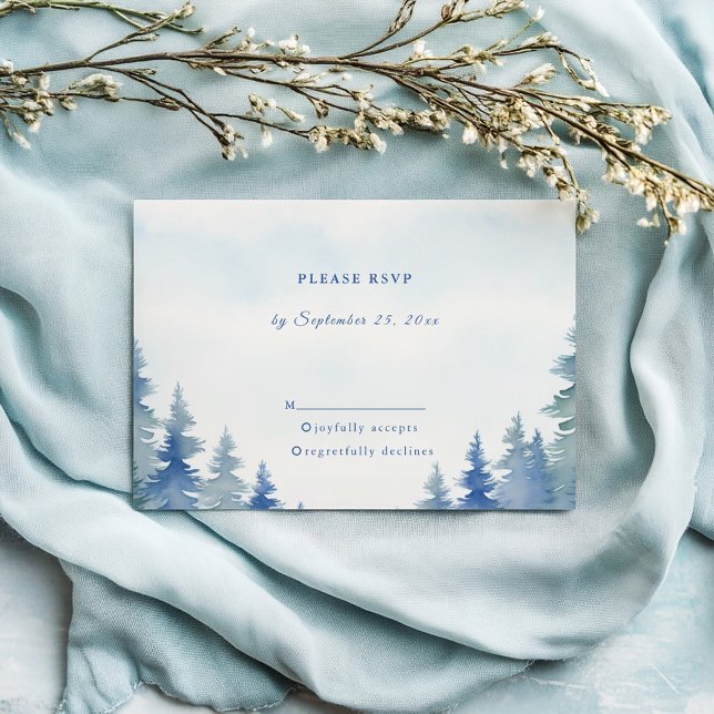 resposta Rsvp de casamento das pinheiras de invern (Soft blue pine trees against a watercolor style wash background RSVP)
