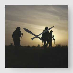 Retornando Relógio de Parede Doméstica