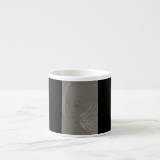 Retrato do anjo na caneca preta do café