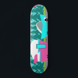 Retro Camper / Trailer e skate de carro<br><div class="desc">Este Retro Camper / Trailer and Car Skateboard apresenta um desenho de desenho moderno e minimalista de meio século que o deixará pronto para levar para a estrada aberta. Uma homenagem aos anos 50, este design apresenta um carro de turquesa vintage com o topo branco, puxando um trailer de viagem...</div>