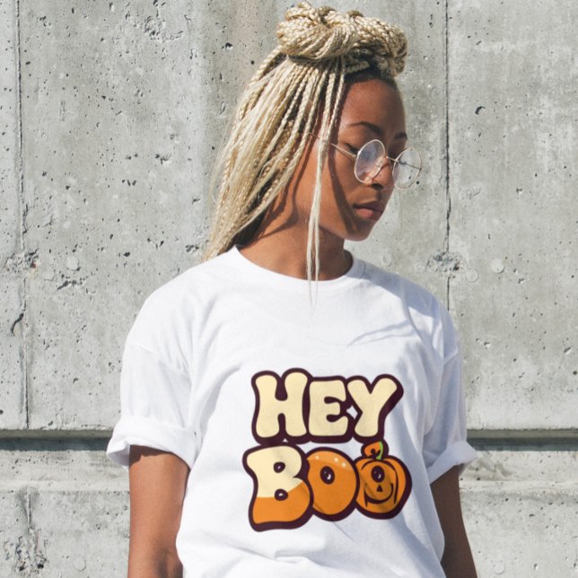 Retro Groovy Halloween Women’s T-Shirt | “Hey Boo” (Criador carregado)