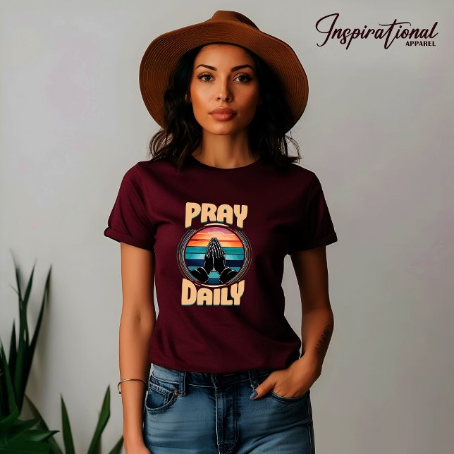 Reze Diariamente à Camisa T (Female Model Pray Daily T-Shirt)