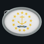 RHODE ISLAND FLAG<br><div class="desc">A bandeira do Estado de Rhode Island é branca e consiste numa âncora dourada no centro (um símbolo de esperança) rodeada por treze estrelas douradas (para as 13 colônias originais e o estatuto de Rhode Island como Estado 13 para ratificar a Constituição). Uma fita azul abaixo da âncora carrega o...</div>