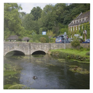 Ria de trutas na vila de Bibury,