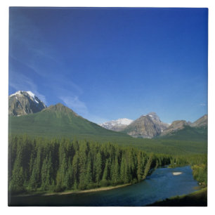 Rio Bow perto do Parque Nacional Banff em Alberta