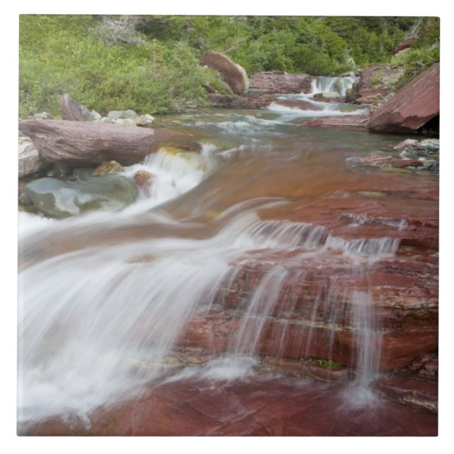 Rocha vermelha em Baring Creek no Glacier National (Frente)