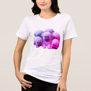 Rochinhos Roxos em uma Camiseta Preta Feminina de