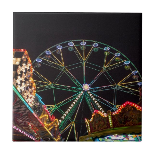 Roda gigante de parque de diversões à noite (Frente)