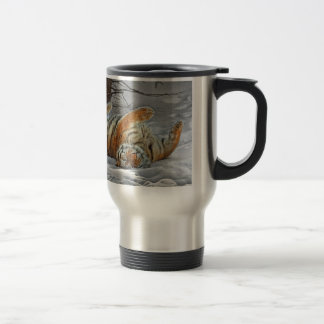 Rolo do tigre na caneca de viagem da neve