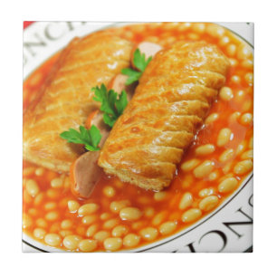 Rolos de salsicha e feijões cozidos