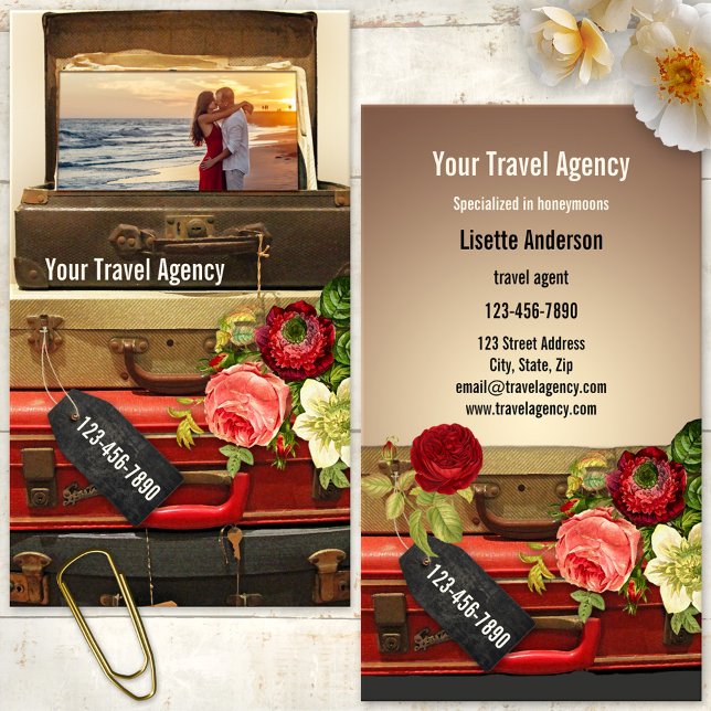 Romântica Vintage Honeymoon Cartão de visita (Romantic travel business card featuring vintage suitcases with roses and a custom photo)