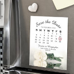 Rosa Branca Elegante Salve o Íman do Calendário de<br><div class="desc">Estes belos cartões magnéticos salvam os cartões do calendário de datas são uma maneira maravilhosa de deixar sua família e amigos saberem sobre seu próximo casamento. A design apresenta uma fotografia de um rosa de marfim, branco ou creme, de longo curso, que se encontra do lado, refletindo numa piscina de...</div>