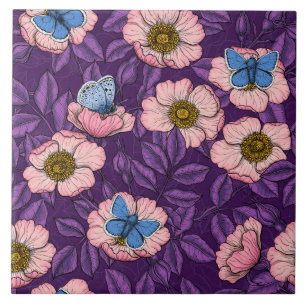 Rosa de cão e borboletas em rosa e roxo
