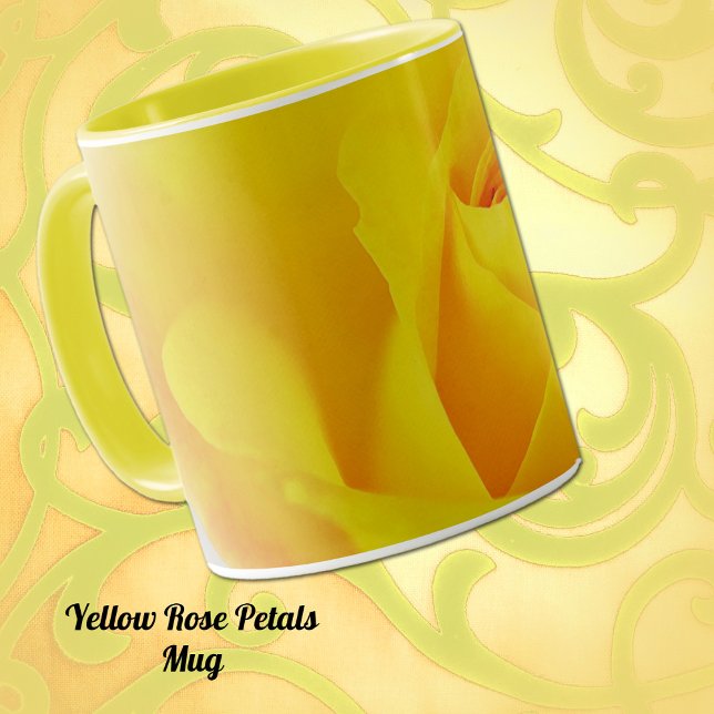 Rosa de Sonho Amarelo - Xícara de Mug (Yellow Rose flower petals close up on mug.)
