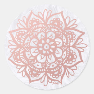Rosa Dourado Mandala sobre o adesivo branco de má