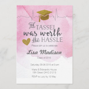 Rosa e convite Dourado da graduação da enfermeira