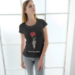 Rosa vermelha na camisa de mão do esqueleto<br><div class="desc">Esta camiseta única é um presente perfeito para qualquer um. Pode ser usado em qualquer ocasião. Sentir-se-á confortável a vestir esta camiseta. Você também pode adicionar seu próprio texto nesta camiseta. Encontre mais coleções de T-Shirts únicas e diferentes na minha loja Bird's Eye.</div>