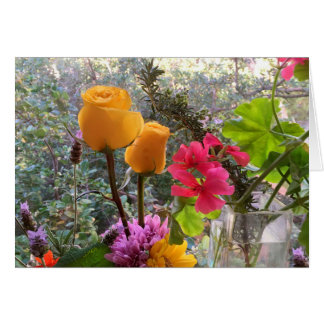 Rosas amarelos & CARTÃO dos Sprigs de Lavendar