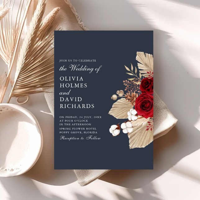 Rosas Borgonha em Convite de Casamento Azul Meia-N (Burgundy Roses on Midnight Blue Wedding Invitation on a boho table with dry palm leaf.)