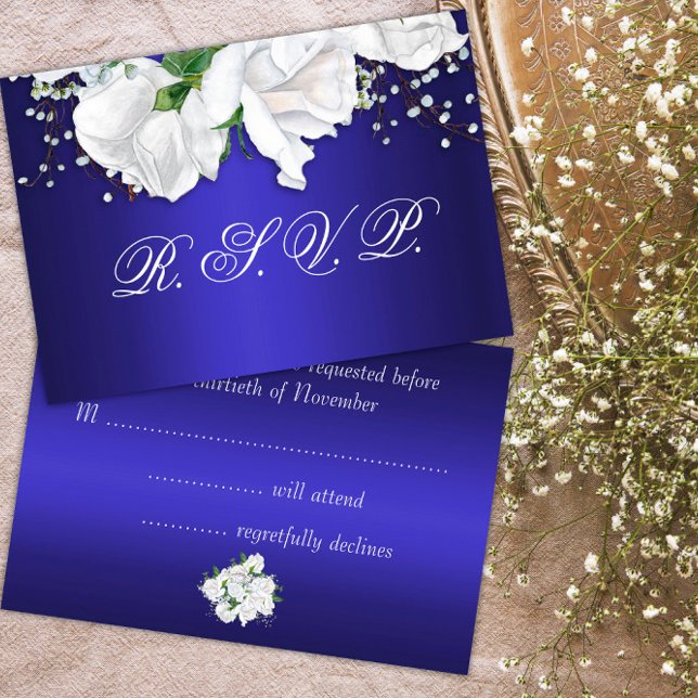 Rosas brancas luxuosas e placa RSVP azul escura (Criador carregado)
