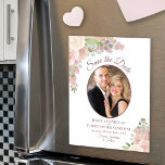 Rosas cor-de-rosa Casamento Salve o Magnete de Fot<br><div class="desc">Esses belos cartões salve a data magnéticos são uma maneira maravilhosa de deixar seus amigos e família saberem sobre seu próximo casamento. O design de música rustic boho apresenta sua foto em um quadro oval cercado por um bando de rosas pintados manualmente e flores em tons de rosa-pincel, coral e...</div>