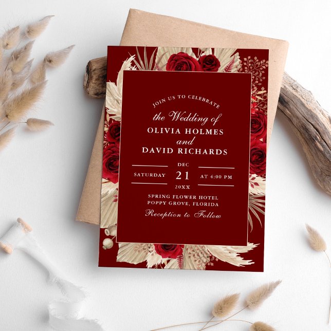 Rosas de Borgonha e Convite para Casamento de Gras (Burgundy Roses and Pampas Grass Wedding Invitation on a table surrounded with pampas grass.)