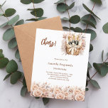Rosas de torta florais convite de aniversário<br><div class="desc">Um convite moderno,  na moda e glamouroso para uma festa de aniversário. Fundo branco,  decorado com uma cesta com flautas,  frascos espumantes e beige,  flores cremosas. Personalize e adicione os detalhes da sua festa. 1 folha = 1 convite impresso de borda a borda.</div>