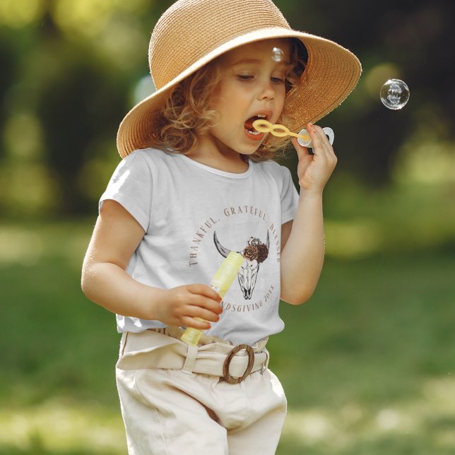 Rosas e crânio de vaca agradecidos (Girls Editable "Thankful, Grateful, Blessed" Friendsgiving T-Shirt. Hand-Drawn Cow Skull & Roses.)