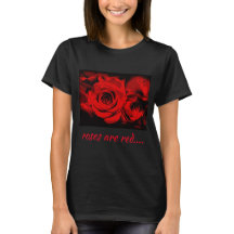 Rosas são vermelhos na camiseta preta