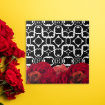 Rosas vermelhas Em Padrão Geométrico Preto E Branc<br><div class="desc">Design decorativo floral elegante com rosas vermelhas em um padrão geométrico preto e branco.</div>