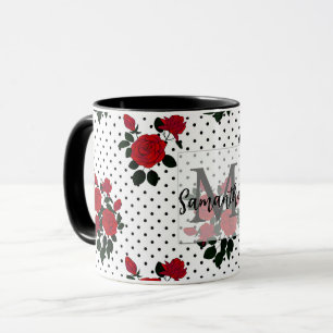 Rosas vermelhas sobre fundo de bolinhas. caneca de