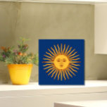 Rosto Amarelo Celestial Brilhante no Na moda Azul<br><div class="desc">Adicione um pouco de sol - literalmente - ao seu espaço marcado com este azulejo de cerâmica decorativa, amarelo-na moda e amarelo-alaranjado. Sobre um fundo azul escuro. Um toque celeste de elegância para o contador da cozinha, o backsplash, o banheiro ou outra área em camadas. Também faz um excelente trivet....</div>