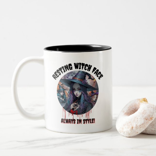 Rosto De Bruxa Em Estilo Sempre Na Caneca De Café (Com Donut)